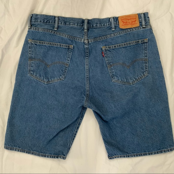 Levi's 505 Denim Blue Jean Shorts
Made of 100% Cotton
Size 40 - Picture 11 of 12